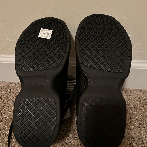 NWT - Black Skechers Work Slip-Resistant Footwear with Relaxed Fit - Picture 2 of 9